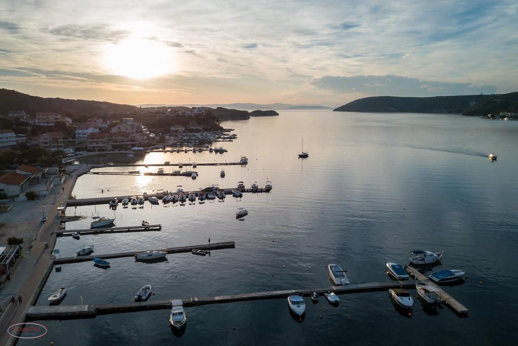 Tomulic Jasna I Miljenko Lägenhet Supetarska Draga Exteriör bild